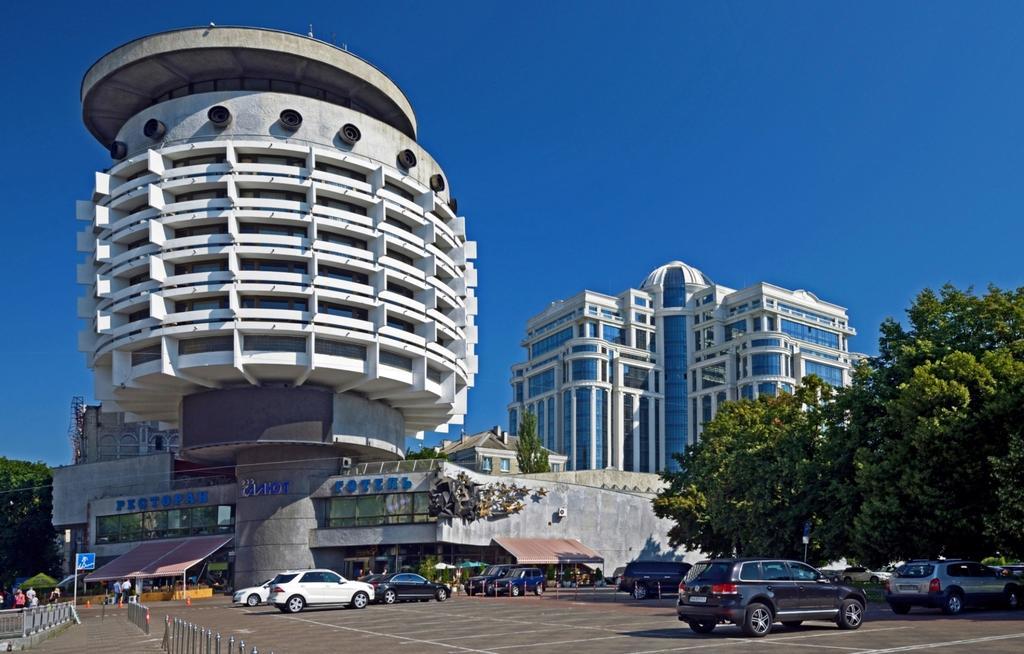 Salute Hotel Kyiv Exterior photo