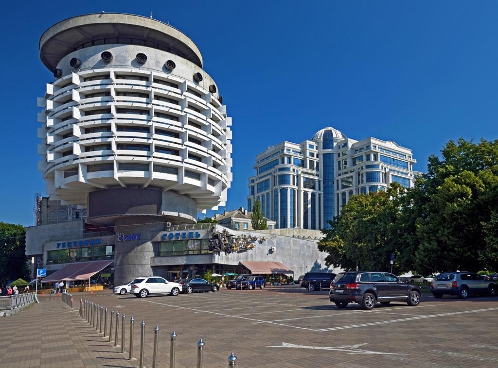 Salute Hotel Kyiv Exterior photo